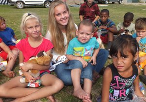 Kinders wat kinders help